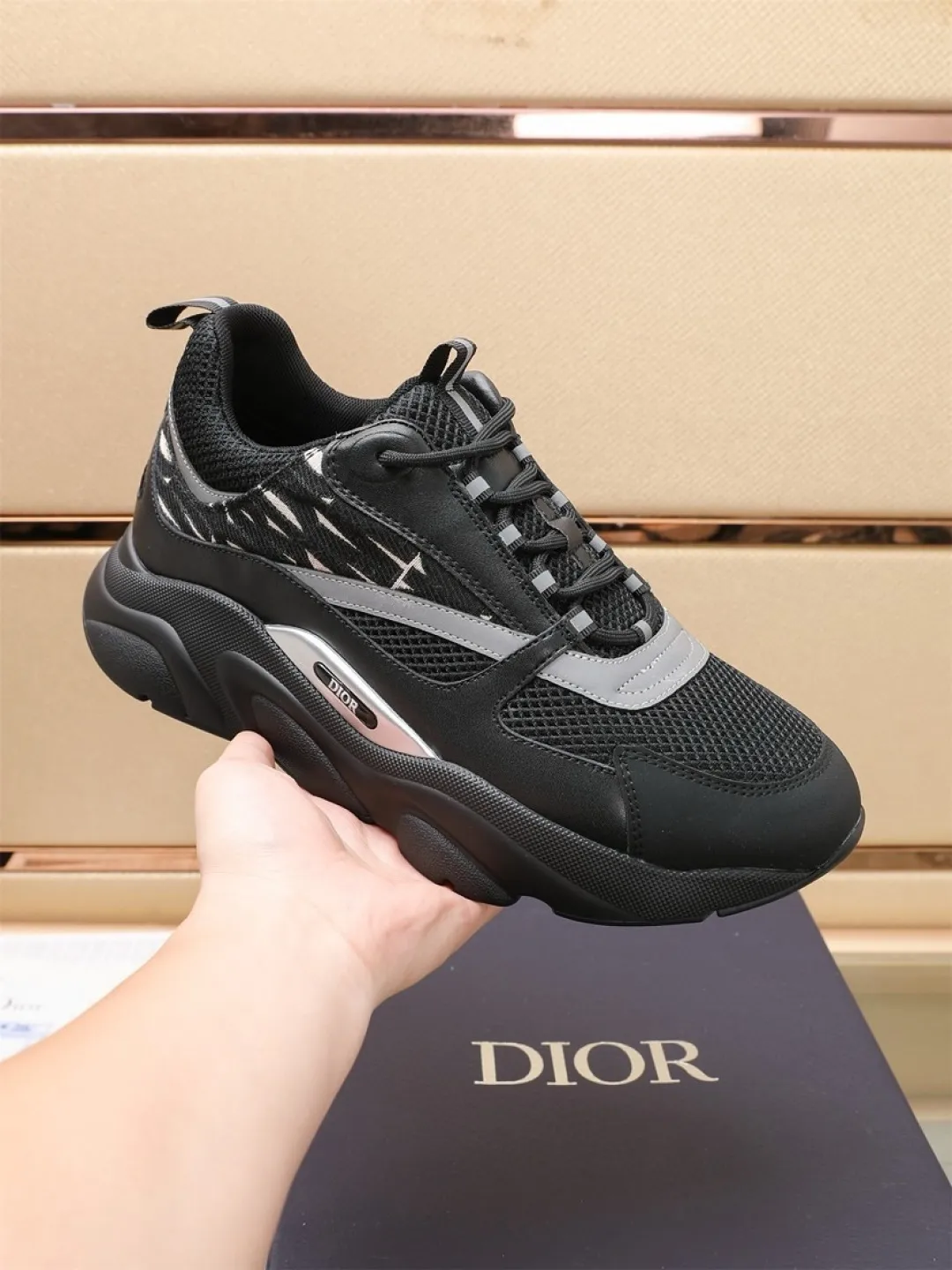 Men's shoes 💰P460💰【Dior】Dior✨ is online at the same time👏 This casual sneaker is a new product in the series and continues Di*r's classic style. The upper is made of original mesh and cow leather, with a two-color textured outsole, and the brand's iconic details on the rear collar and heel to enhance the style. Fashionable and versatile. Wear it with jeans or slacks for a casual look. Size: 38-44 (45 customized)